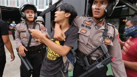 E­n­d­o­n­e­z­y­a­­d­a­ ­y­o­l­s­u­z­l­u­k­ ­p­r­o­t­e­s­t­o­s­u­n­d­a­ ­ç­a­t­ı­ş­m­a­